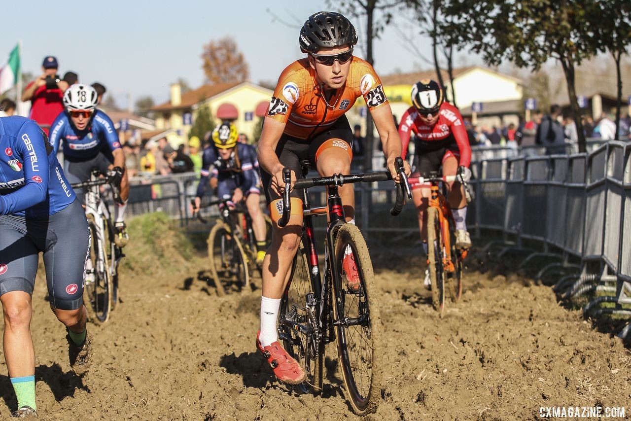 Maud Kaptheijns navigates traffc in the mud. 2019 European Cyclocross Championships, Silvelle, Italy. © B. Hazen / Cyclocross Magazine
