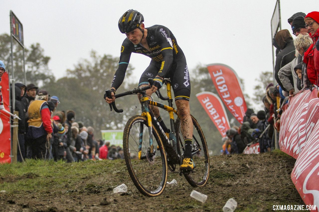 The holiday party atmosphere was visible on the course. 2019 DVV Trofee Koppenbergcross. © B. Hazen / Cyclocross Magazine