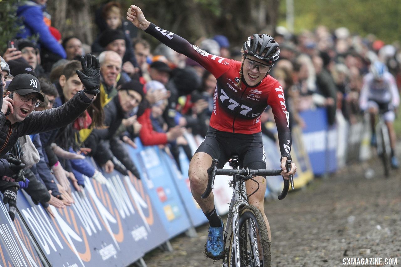 Of course he's a Yankees fan. 2019 DVV Trofee Koppenbergcross. © B. Hazen / Cyclocross Magazine