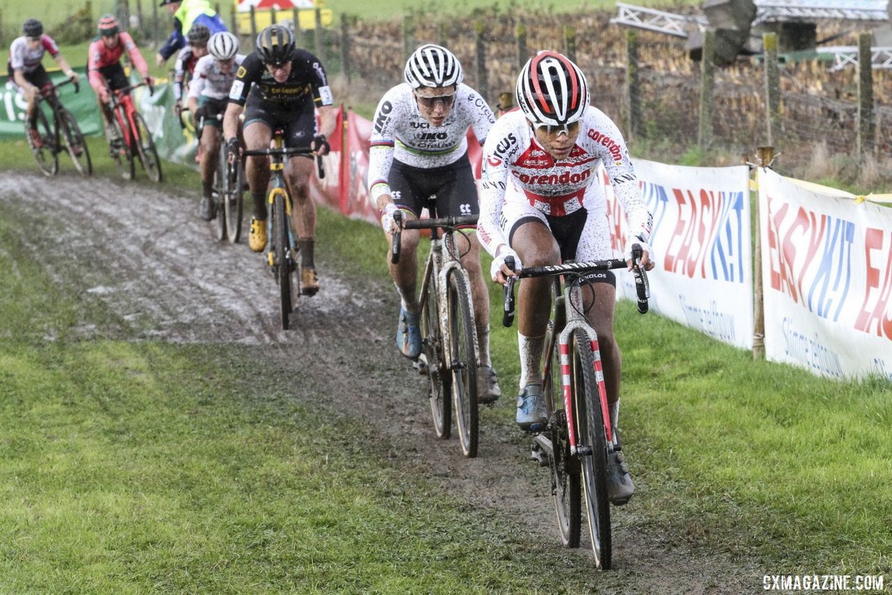 Ceylin Alvarado leads early in the Elite Women's race. 2019 Superprestige Ruddervoorde. © B. Hazen / Cyclocross Magazine