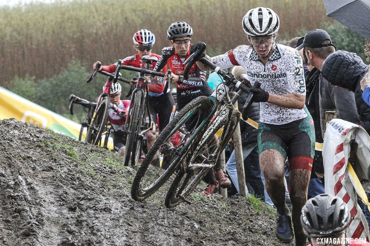 Kaitie Keough runs one of the slick off-camber sections. 2019 Superprestige Ruddervoorde. © B. Hazen / Cyclocross Magazine