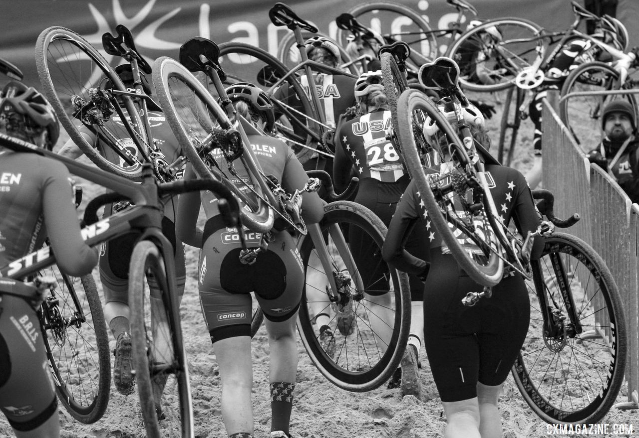 Koksijde features more running than many US courses. 2019 World Cup Koksijde. © B. Hazen / Cyclocross Magazine