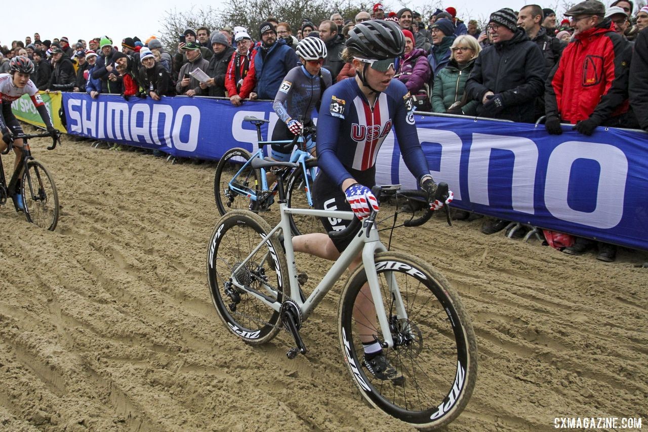 Abigail Yates ran the sand. 2019 World Cup Koksijde. © B. Hazen / Cyclocross Magazine