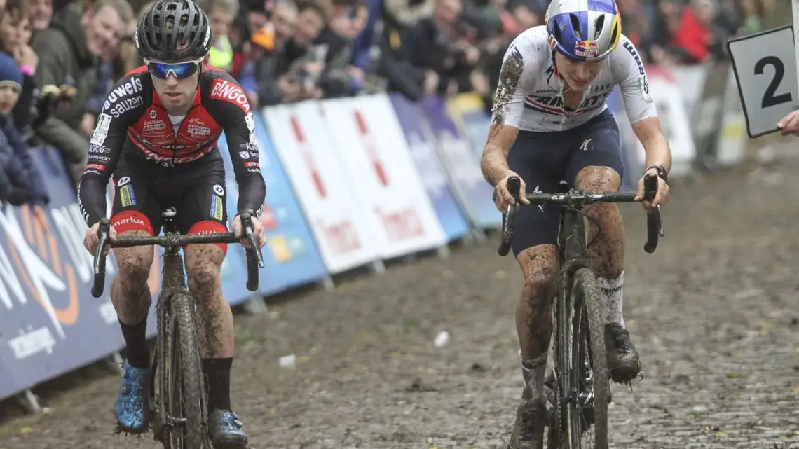 Pidcock powered back to join Iserbyt after the Belgian's mechanical. 2019 Koppenbergcross. © B. Hazen / Cyclocross Magazine