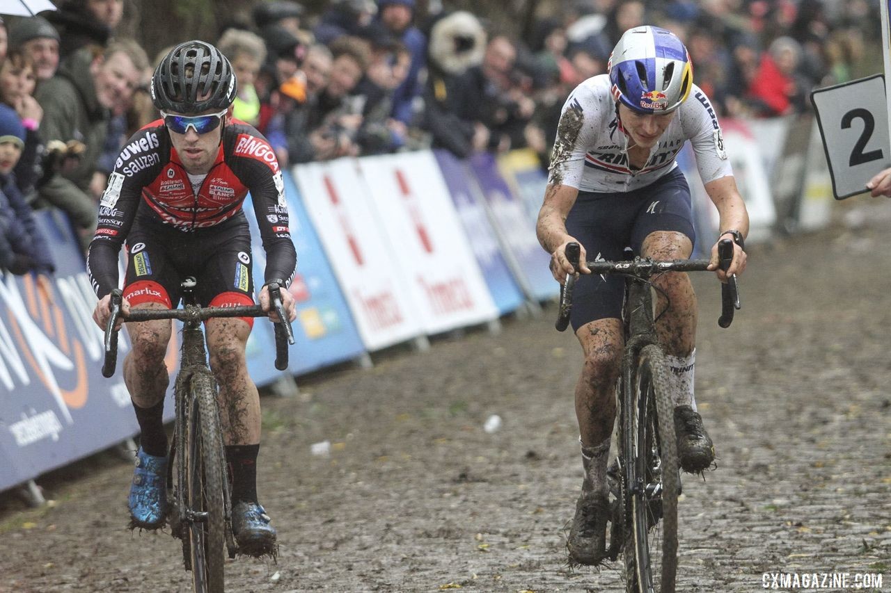 Pidcock powered back to join Iserbyt after the Belgian's mechanical. 2019 Koppenbergcross. © B. Hazen / Cyclocross Magazine