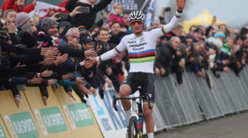 Mathieu van der Poel rode a hot start to a win at World Cup Koksijde. 2019 World Cup Koksijde. © B. Hazen / Cyclocross Magazine