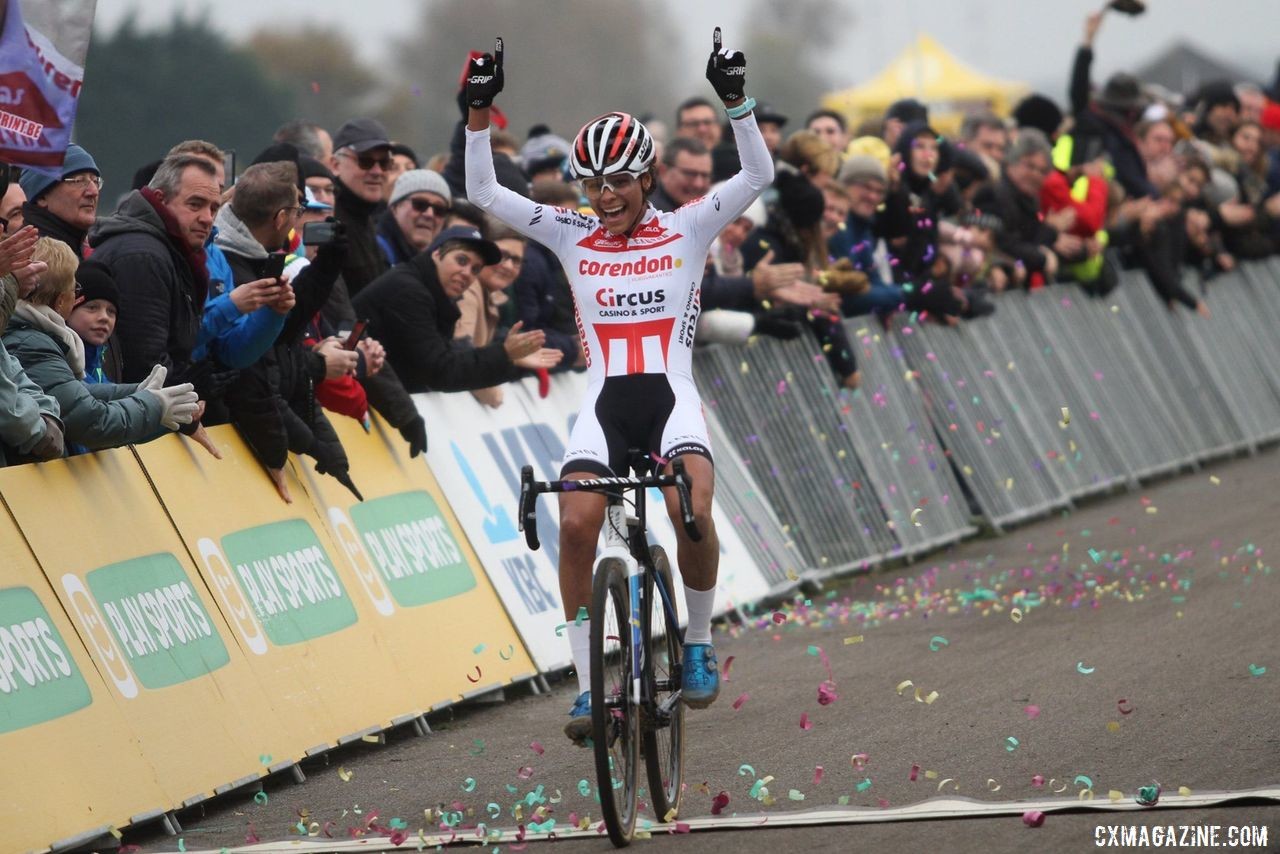 Ceylin del Carmen Alvarado celebrates her first Elite World Cup win. 2019 World Cup Koksijde. © B. Hazen / Cyclocross Magazine