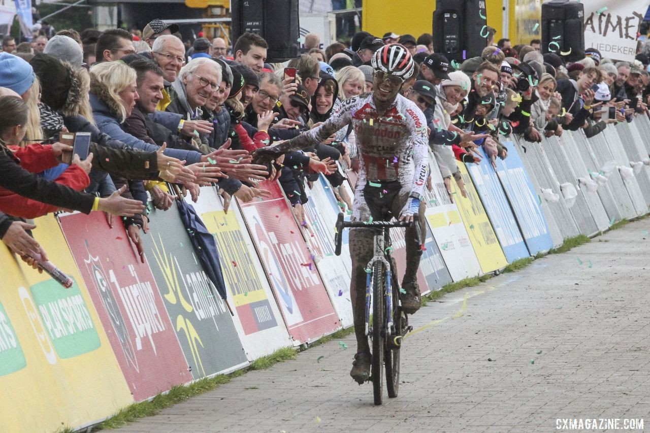 Alvarado celebrates her win with fans. 2019 Superprestige Ruddervoorde. © B. Hazen / Cyclocross Magazine