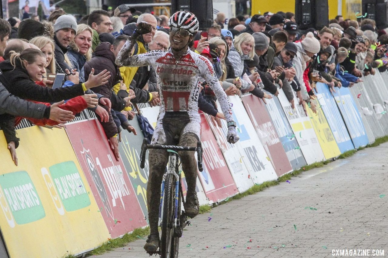 Ceylin Alvarado celebrates her latest win. 2019 Superprestige Ruddervoorde. © B. Hazen / Cyclocross Magazine