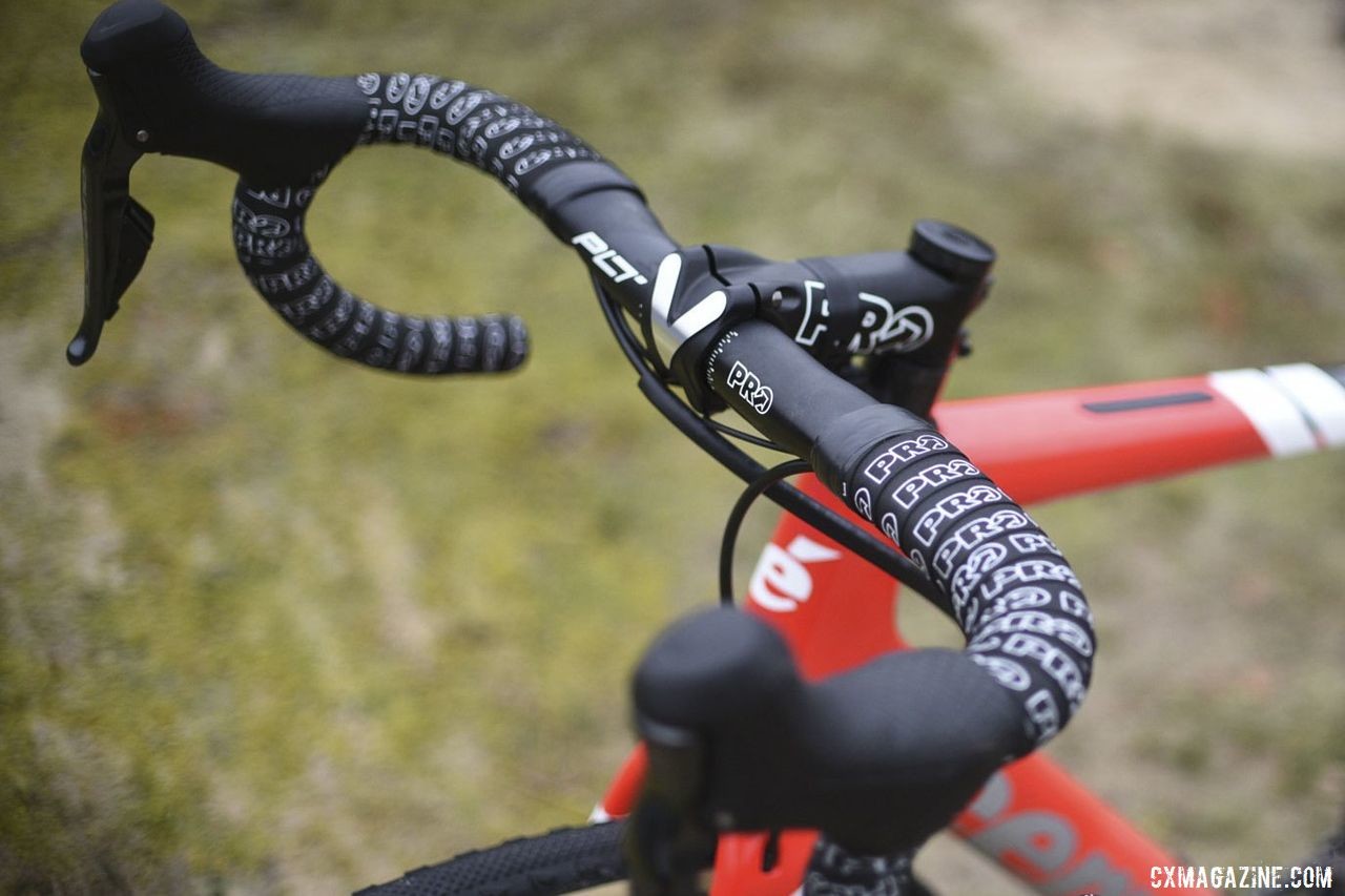 Nieuwenhuis ran a Pro PLT alloy handlebar at Koksijde. Joris Nieuwenhuis' Cervélo Áspero Cyclocross Bike. © L. Haumesser / Cyclocross Magazine