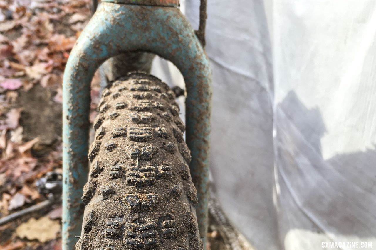 The wide clearance of the OPEN WI.DE. fork allowed Kabush to run 2.1" wide 650b tires. Geoff Kabush's 2019 Iceman Cometh OPEN WI.DE. © B. Grant / Cyclocross Magazine