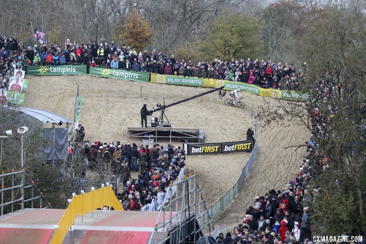 The dunes of Koksijde are one of the iconic venues in cyclocross. 2019 World Cup Koksijde. © B. Hazen / Cyclocross Magazine