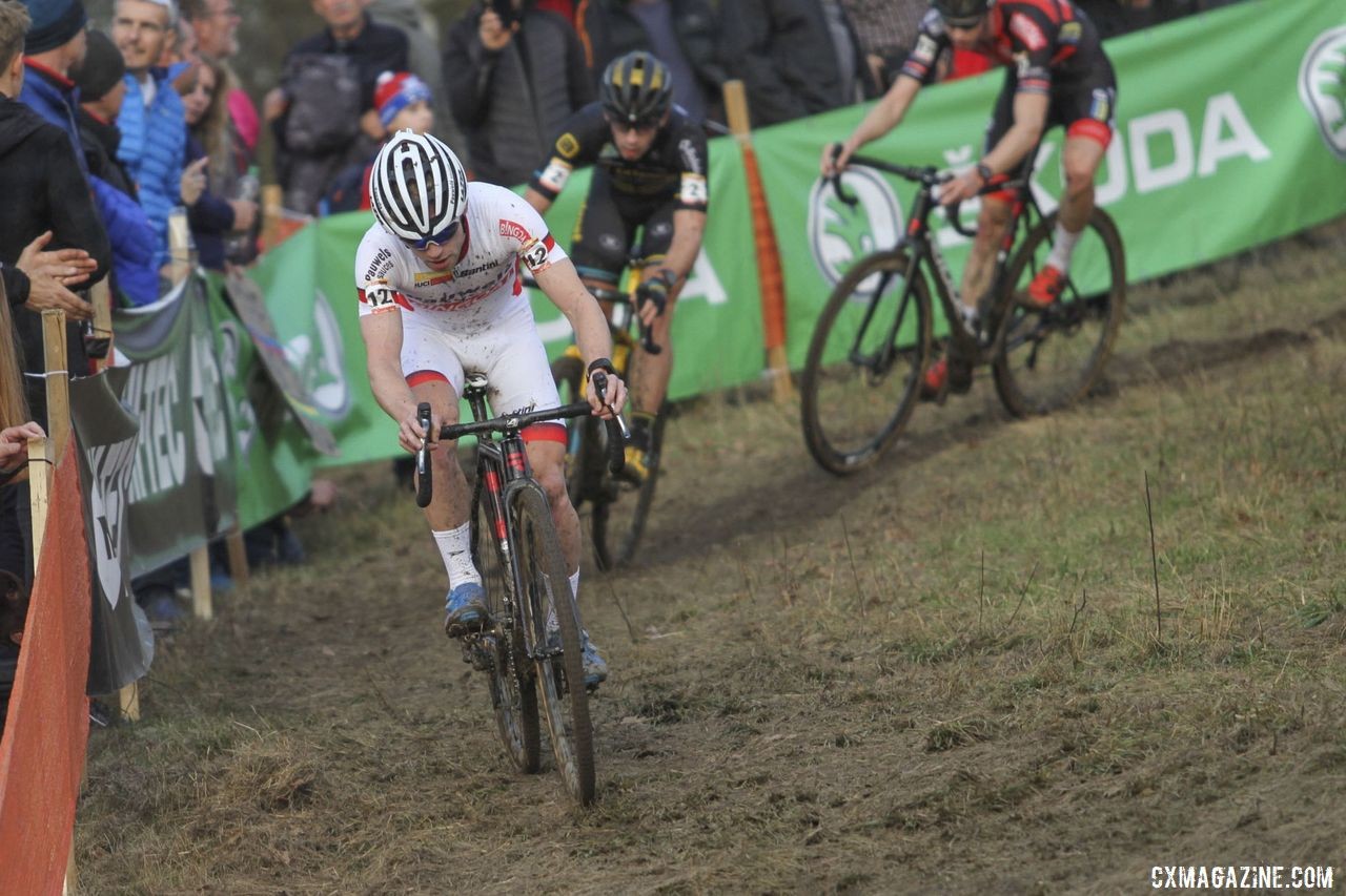 World Cup leader Eli Iserbyt pushes the pace to make it tough for Mathieu van der Poel to catch up. 2019 World Cup Tabor, Czech Republic. © B. Hazen / Cyclocross Magazine