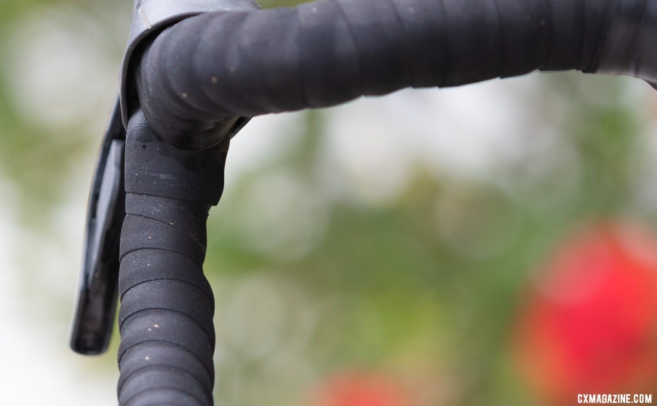 The Wave carbon handlebar from Coefficient Cycling offers a thumb rest when in the drops. © A. Yee / Cyclocross Magazine