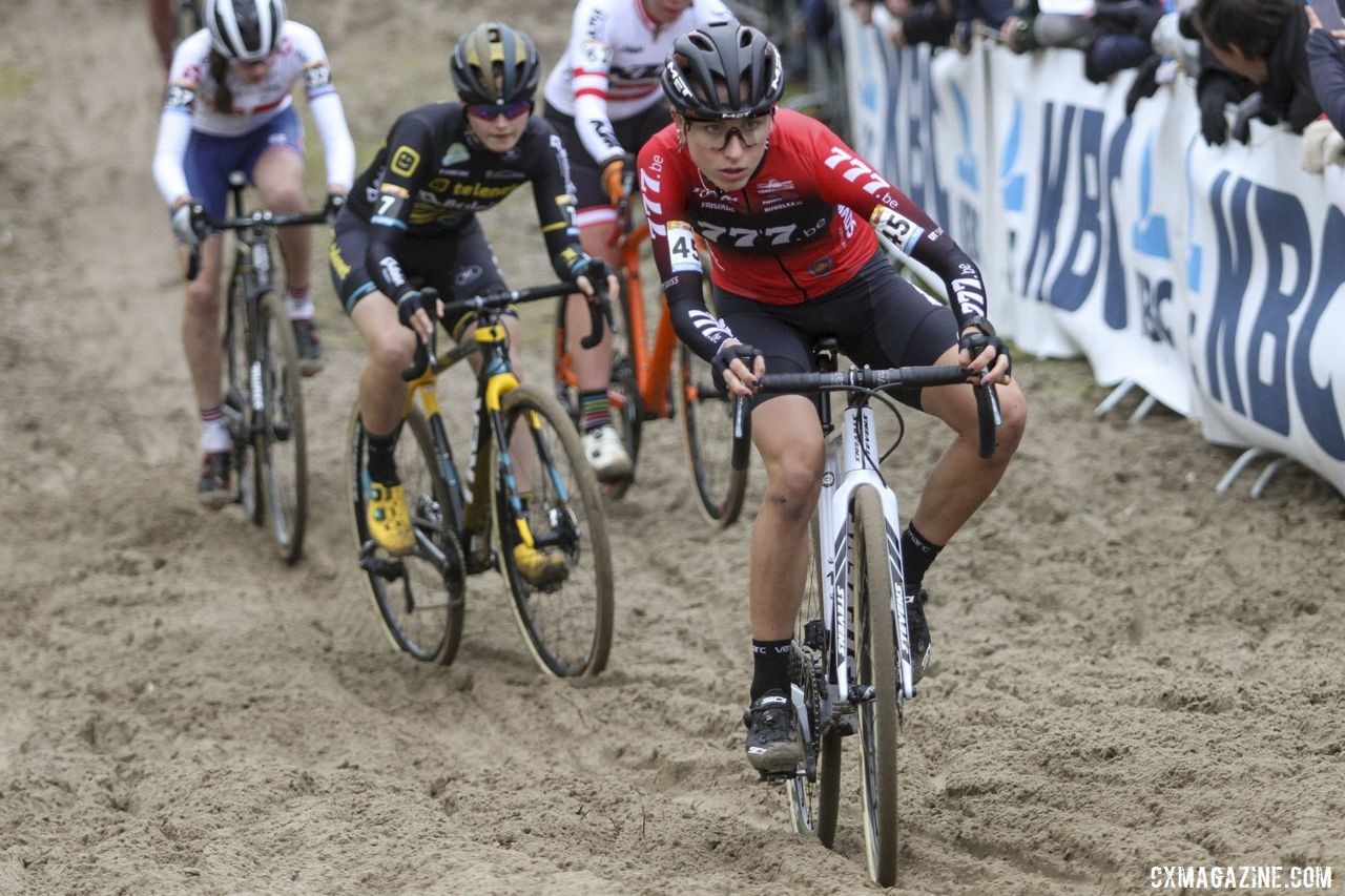 Alice Maria Arzuffi uses some Italian to navigate the sand. 2019 World Cup Koksijde. © B. Hazen / Cyclocross Magazine