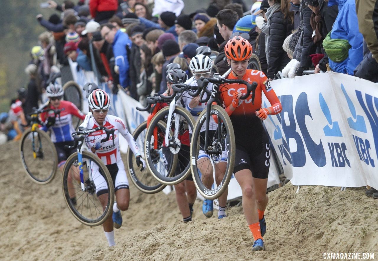 Inge van der Heijden leads the lead group of five Dutch women. 2019 World Cup Koksijde. © B. Hazen / Cyclocross Magazine