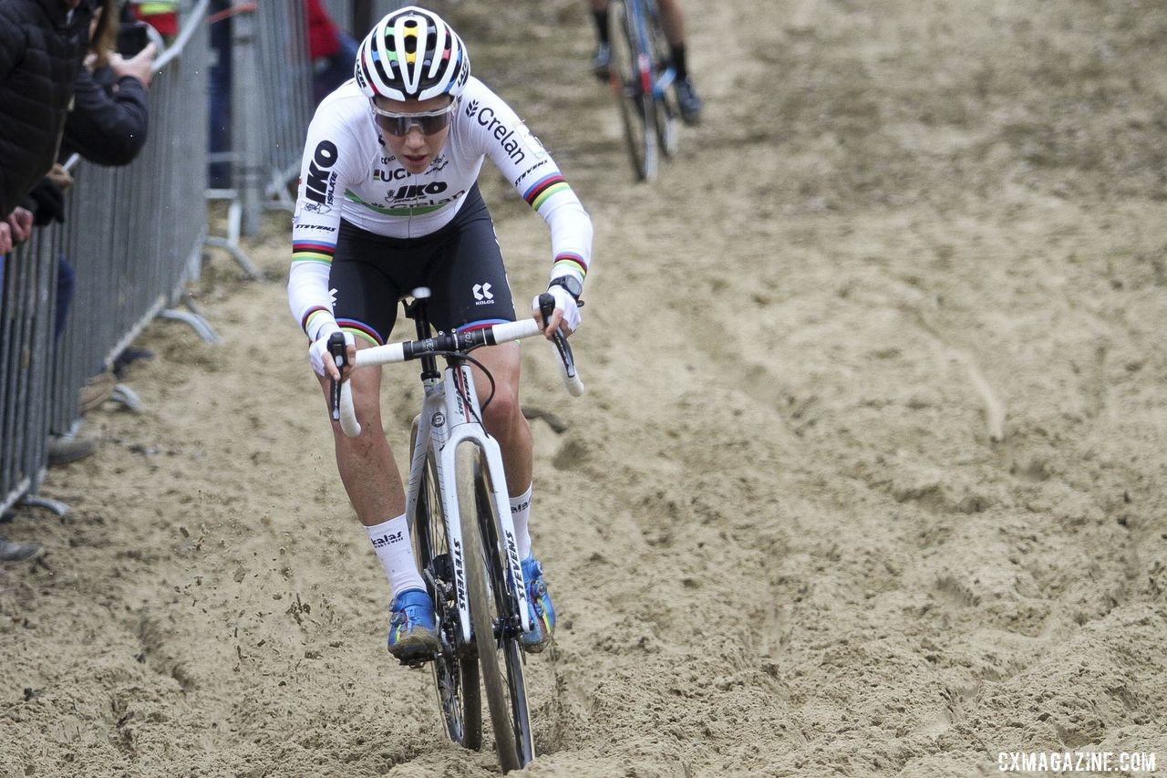 Sanne Cant helped lead the chase and finished seventh. 2019 World Cup Koksijde. © B. Hazen / Cyclocross Magazine