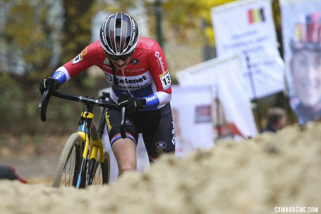 Lucinda Brand moved up quickly from the third row and finished second. 2019 World Cup Koksijde. © B. Hazen / Cyclocross Magazine