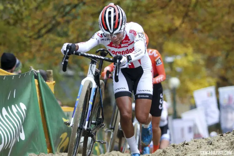 Ceylin Alvarado ran and rode her way to her first career Elite World Cup win. 2019 World Cup Koksijde. © B. Hazen / Cyclocross Magazine