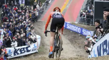 Inge van der Heijden gets set to take one of the sandy plunges. 2019 World Cup Koksijde. © B. Hazen / Cyclocross Magazine