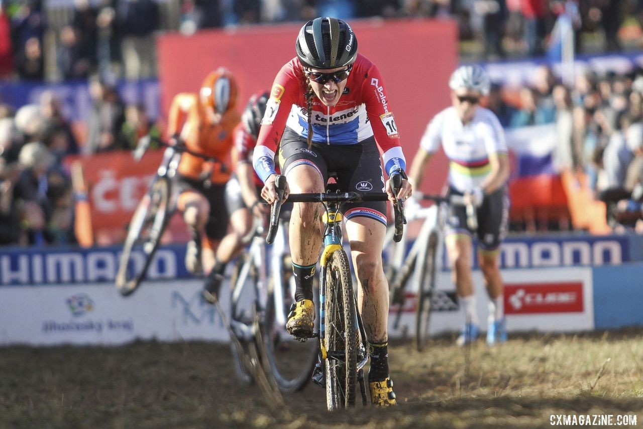 Lucinda Brand finished fourth in her first World Cup of the season. 2019 World Cup Tabor, Czech Republic. © B. Hazen / Cyclocross Magazine