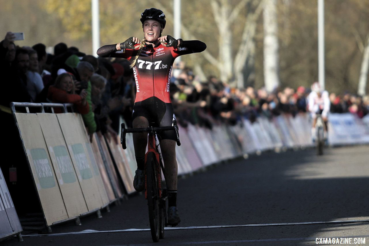 The sun shone upon Annemarie Worst in the last lap of Saturday's race. 2019 World Cup Tabor, Czech Republic. © B. Hazen / Cyclocross Magazine