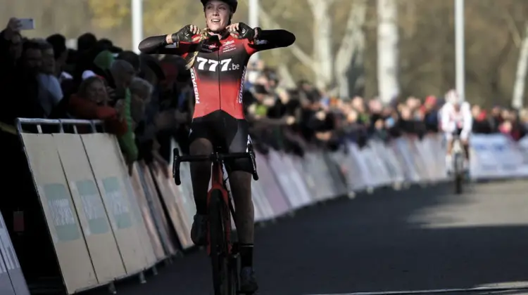 The sun shone upon Annemarie Worst in the last lap of Saturday's race. 2019 World Cup Tabor, Czech Republic. © B. Hazen / Cyclocross Magazine