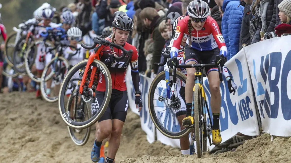Lucinda Brand opts to ride while most of her competitors run. 2019 World Cup Koksijde. © B. Hazen / Cyclocross Magazine