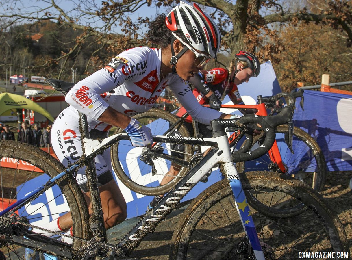 Ceylin del Carmen Alvarado and Annemarie Worst battled for every inch. 2019 World Cup Tabor, Czech Republic. © B. Hazen / Cyclocross Magazine