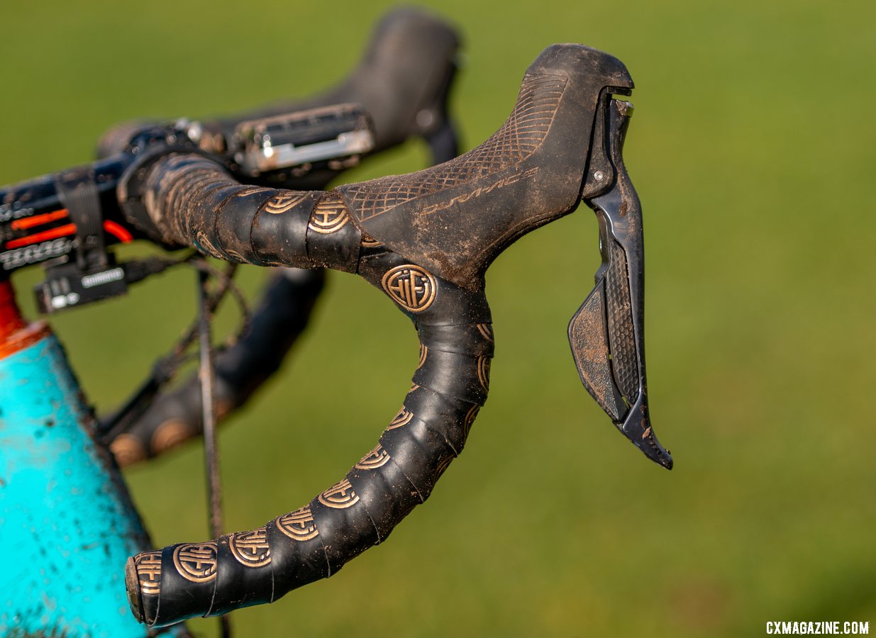 Honsinger ran Ultegra R8070 dual-control levers, but her hoods were from the Dura-Ace line. Clara Honsinger's Elite Women's winning Kona Major Jake cyclocross bike. 2019 USA Cycling Cyclocross National Championships bike profiles, Lakewood, WA. © A. Yee / Cyclocross Magazine