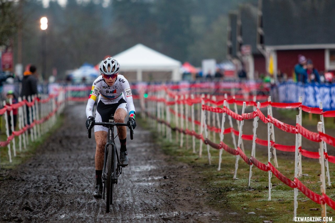 Madigan Munro rides to a dominant win. Junior 17-18 Women. 2019 Cyclocross National Championships, Lakewood, WA. © A. Yee / Cyclocross Magazine