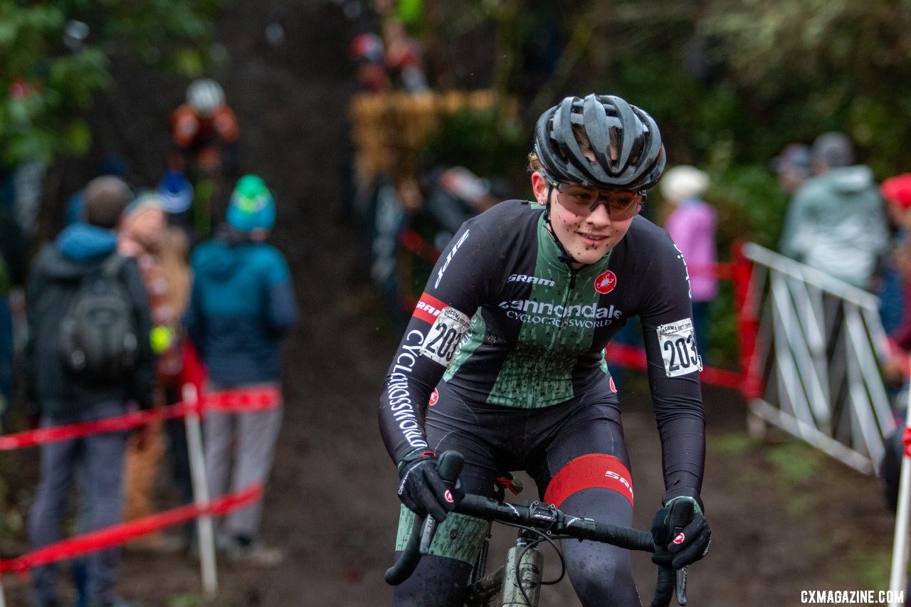 Lizzy Gunsalus works to take over second place. Junior 17-18 Women. 2019 Cyclocross National Championships, Lakewood, WA. © A. Yee / Cyclocross Magazine