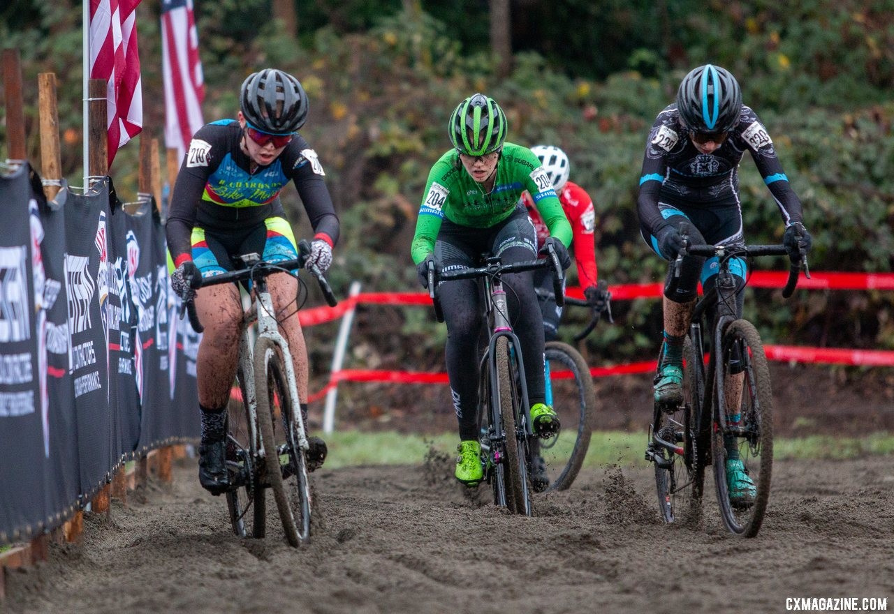 This group of riders discovers the challenge of Pacific Northwest sand. Junior 17-18 Women. 2019 Cyclocross National Championships, Lakewood, WA. © A. Yee / Cyclocross Magazine