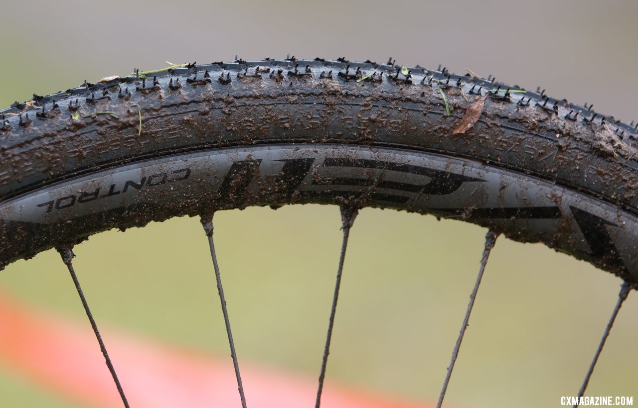 At 22mm internally, the Roval Control SL 29 rim is on the narrow side for mountain bikes now. Kira Mullins' Junior Women 11-12 wiining bike. 2019 USA Cycling Cyclocross National Championships bike profiles, Lakewood, WA. © A. Yee / Cyclocross Magazine