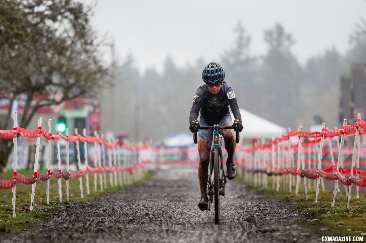 Vida Lopez De San Roman holds a commanding lead late in the race. Junior Women 13-14. 2019 Cyclocross National Championships, Lakewood, WA. © A. Yee / Cyclocross Magazine