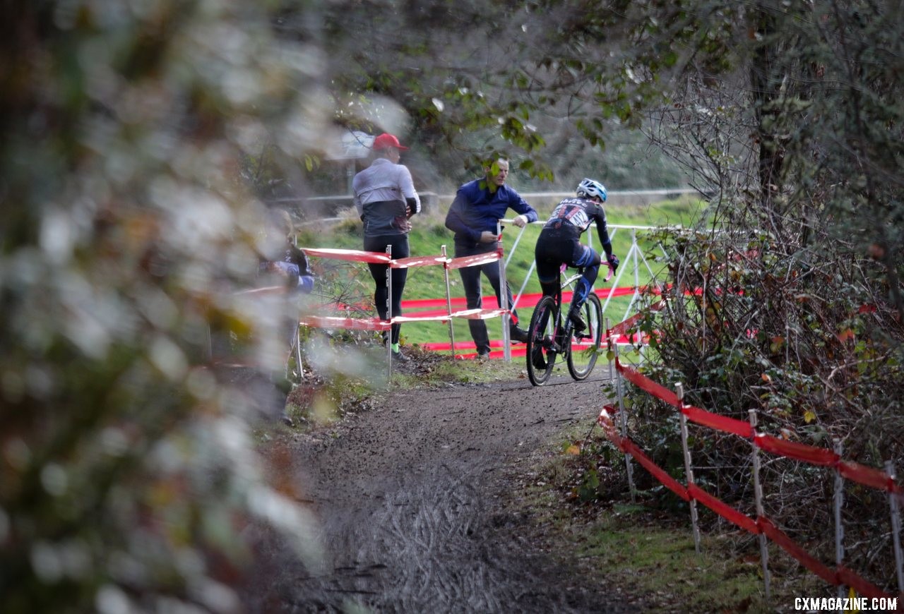 The green foliage can create a tunnel for the riders. Masters Women 45-49. 2019 Cyclocross National Championships, Lakewood, WA. © D. Mable / Cyclocross Magazine