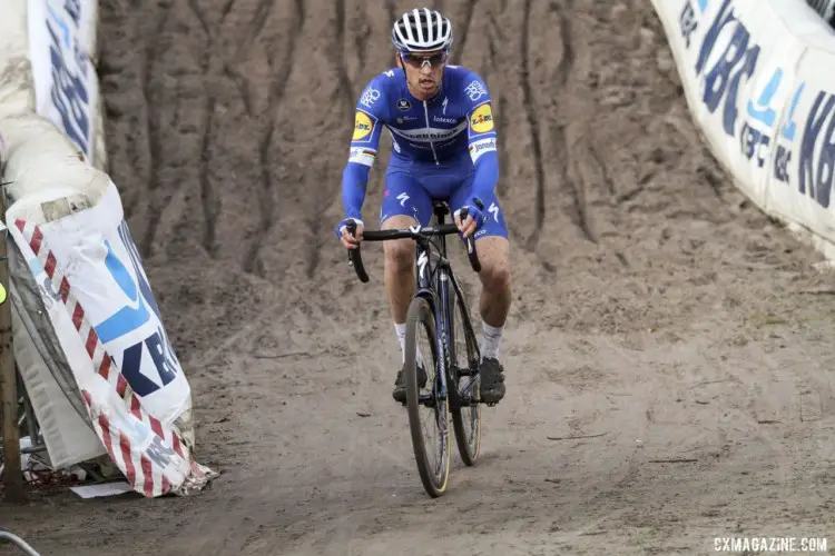 Zdenek Stybar drops into De Kuil. 2019 Superprestige Zonhoven. © B. Hazen / Cyclocross Magazine
