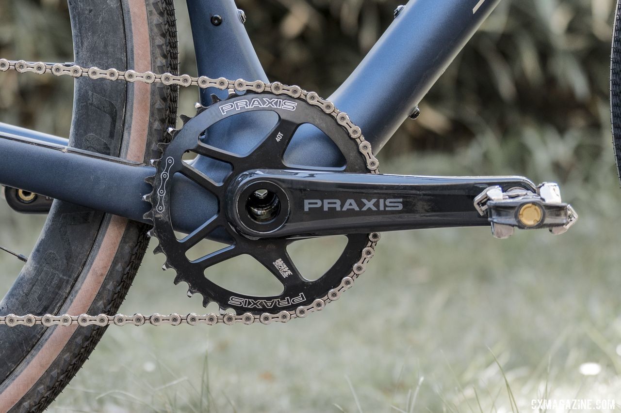 The 1x drivetrain features a Praxis Zayante Carbon 1x crankset and 40t Praxis Wave Tech chain ring. 2020 Specialized Diverge Expert Gravel Bike. © C. Lee / Cyclocross Magazine