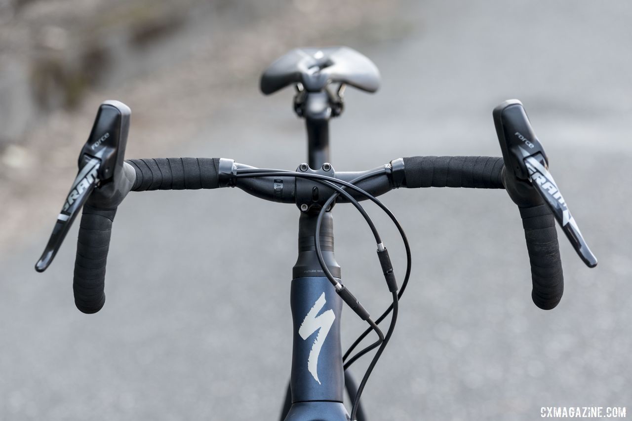 The stock cockpit features a Specialized Adventure Gear Hover bar and Future alloy stem. 2020 Specialized Diverge Expert Gravel Bike. © C. Lee / Cyclocross Magazine