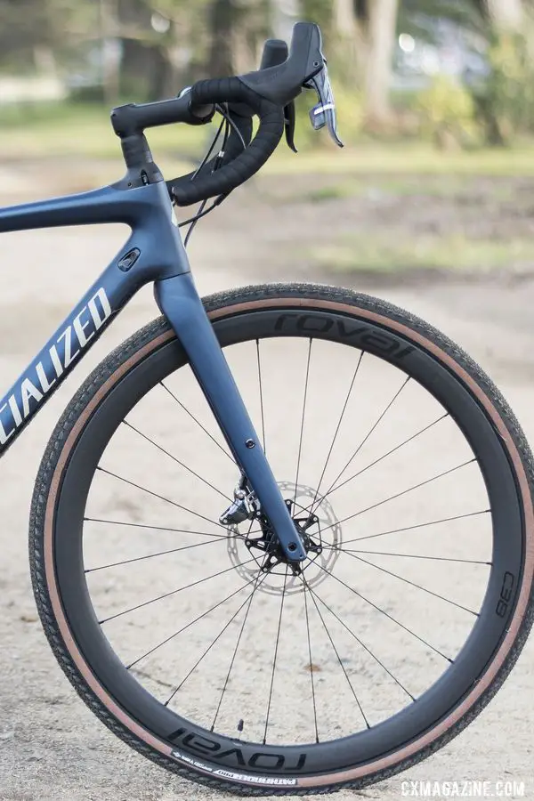 The Diverge fork features Specialized's FACT 9r carbon and one set of mounts. 2020 Specialized Diverge Expert Gravel Bike. © C. Lee / Cyclocross Magazine