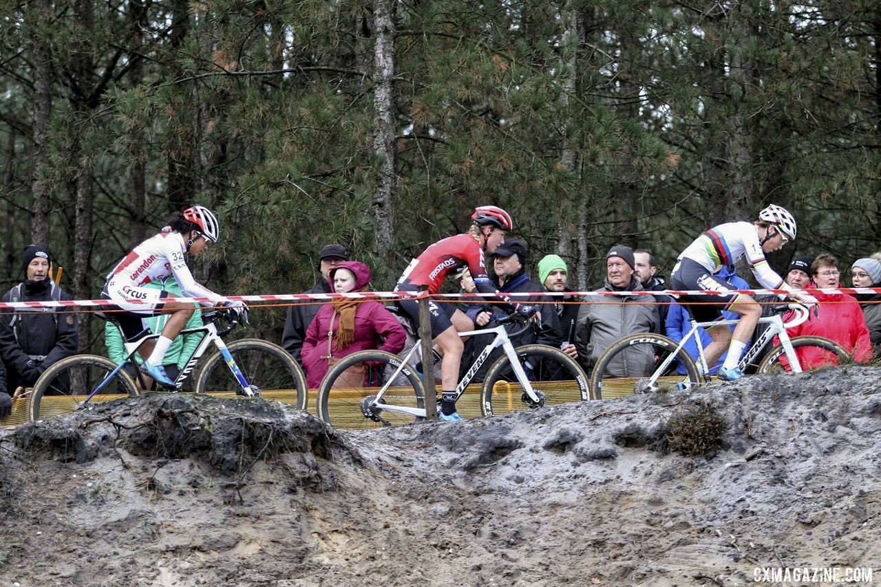 Sanne Cant pushed to stay with the young Dutch women. 2019 Superprestige Zonhoven. © B. Hazen / Cyclocross Magazine