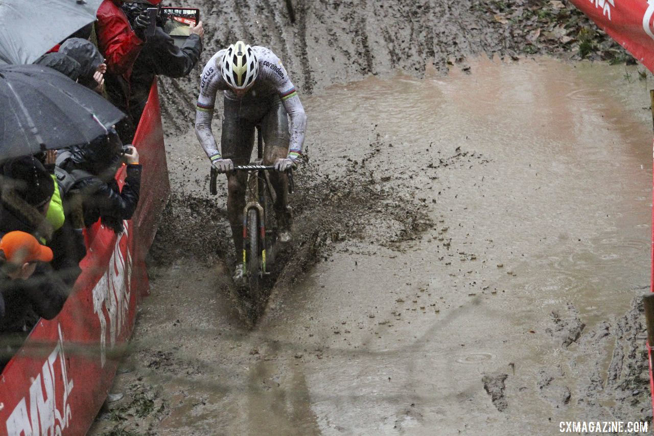 Conditions at Namur quickly deteriorated during the Elite Men's race. 2019 World Cup Namur. © B. Hazen / Cyclocross Magazine