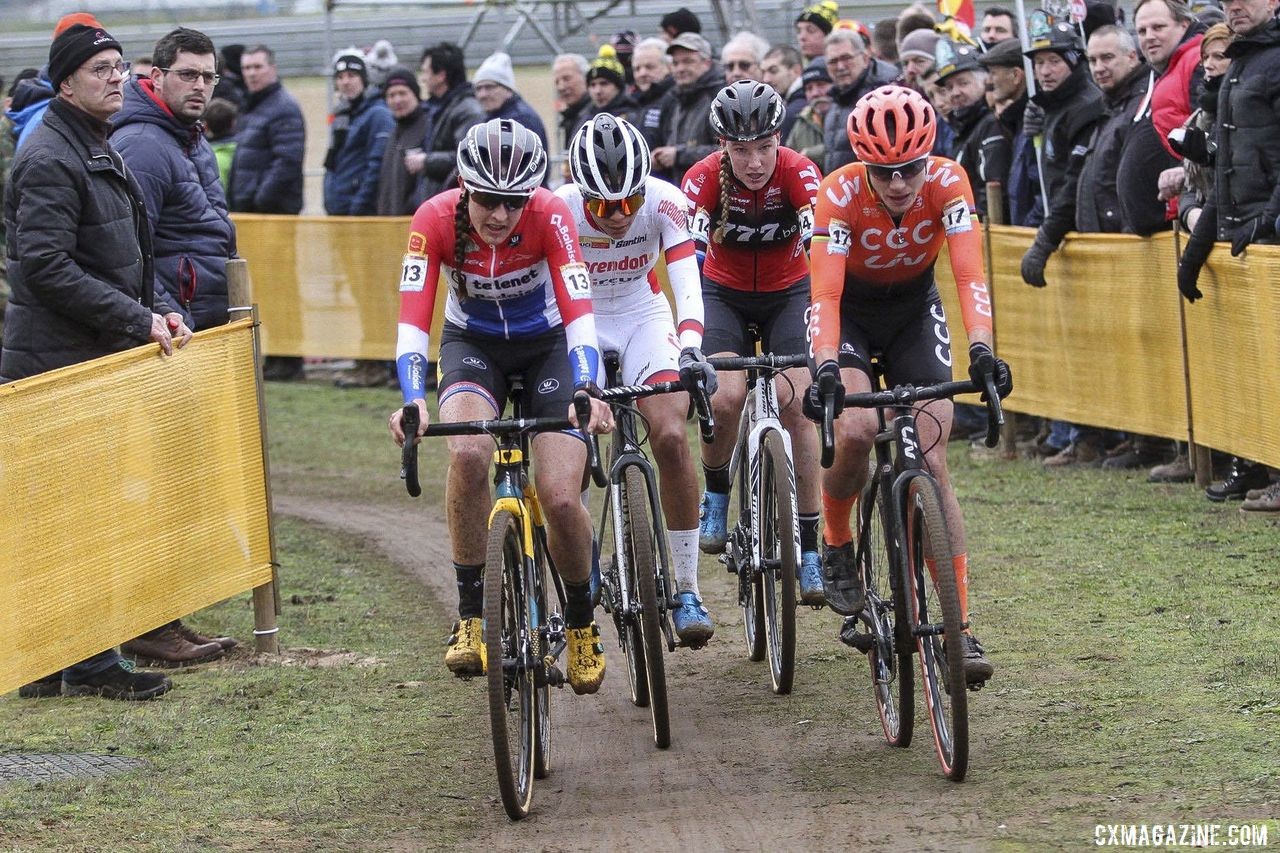 A group of four women broke free at the front. 2019 World Cup Zolder. © B. Hazen / Cyclocross Magazine