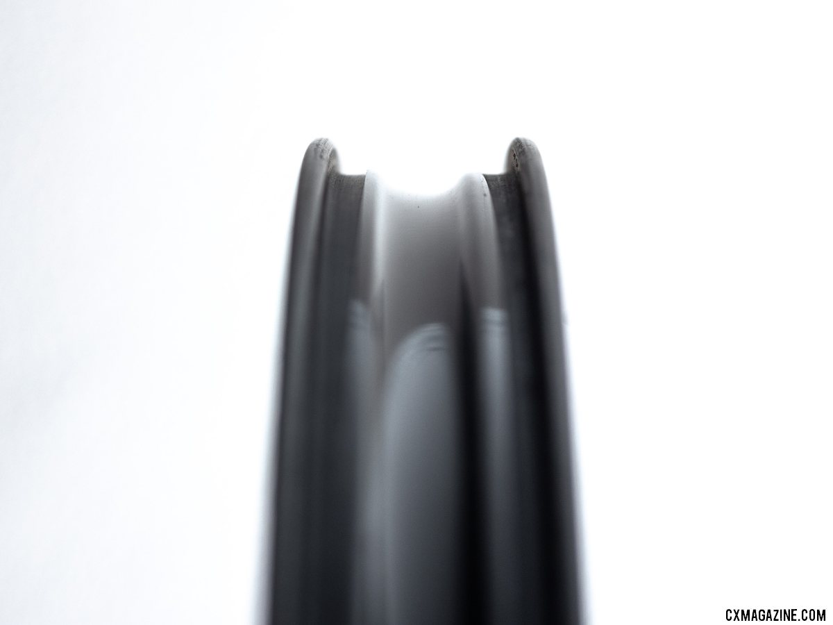 Atomik's rim uses a hookless sidewall design, with a wide bead shelf. Atomik's Ultimate Berd carbon tubeless wheels with Berd polyethylene spokes. © Cyclocross Magazine