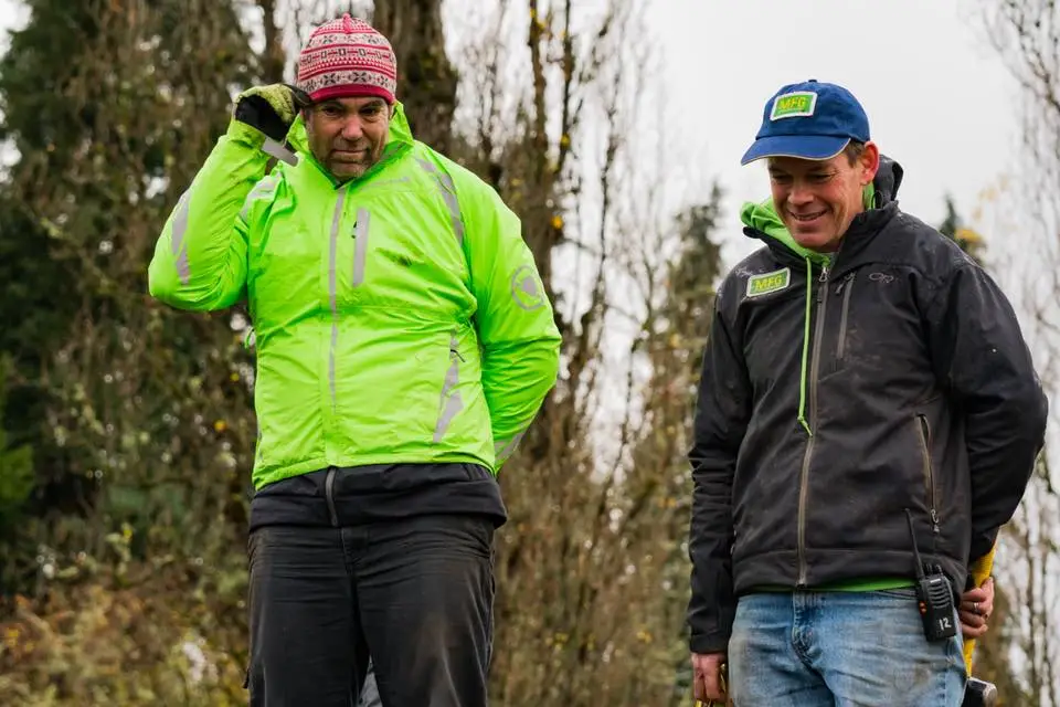 Robert Trombley and Rich McClung take in the action at the 2018 WA state championships, Fort Steilacoom Park, Lakewood WA. photo: courtesy Rich McClung