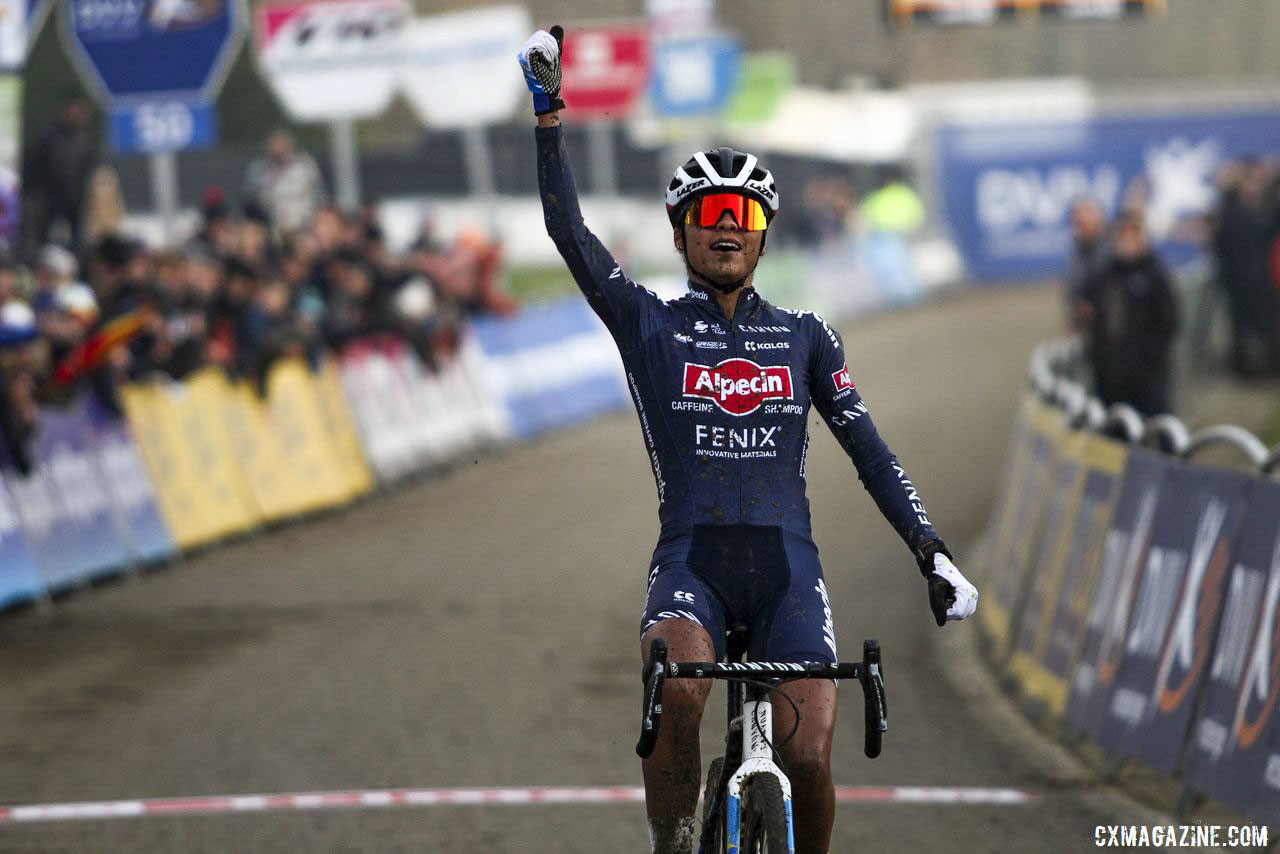 Ceylin Alvarado celebrates her win in her first race wearing the kit of Alpecin - Fenix. 2020 GP Sven Nys, Baal. © B. Hazen / Cyclocross Magazine