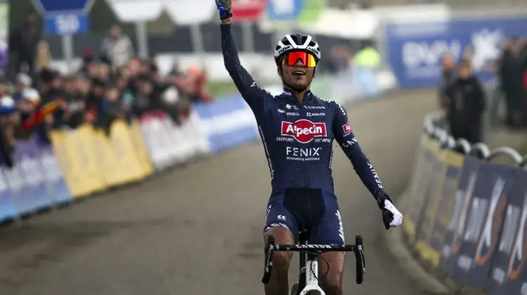 Ceylin Alvarado celebrates her win in her first race wearing the kit of Alpecin - Fenix. 2020 GP Sven Nys, Baal. © B. Hazen / Cyclocross Magazine