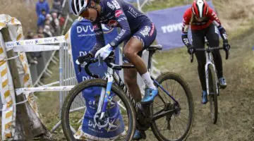 Ceylin Alvarado and Annemarie Worst battled before Alvarado rode away for the win. 2020 GP Sven Nys, Baal. © B. Hazen / Cyclocross Magazine