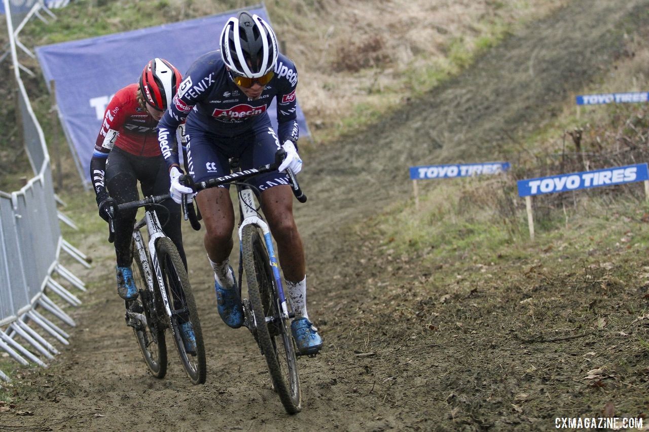 Ceylin Alvarado and Annemarie Worst battled early in the GP Sven Nys race. 2020 GP Sven Nys, Baal. © B. Hazen / Cyclocross Magazine