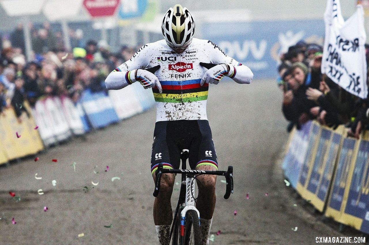 Mathieu van der Poel pops it for the new team sponsors. 2020 GP Sven Nys, Baal. © B. Hazen / Cyclocross Magazine